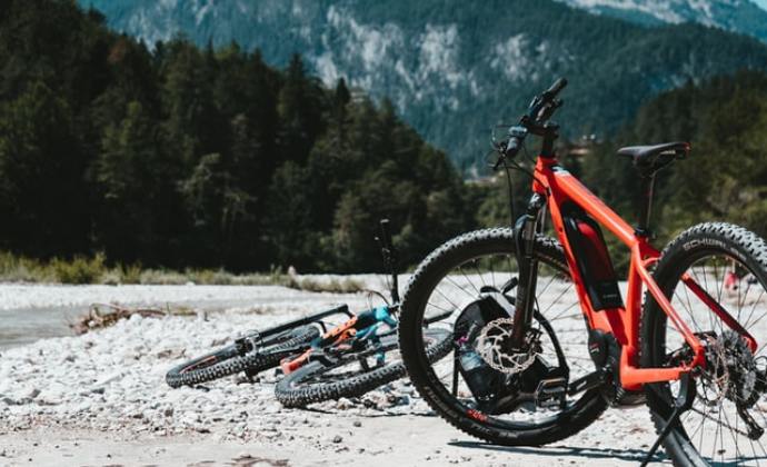 clean and efficient mountain bikes ready for downhill biking