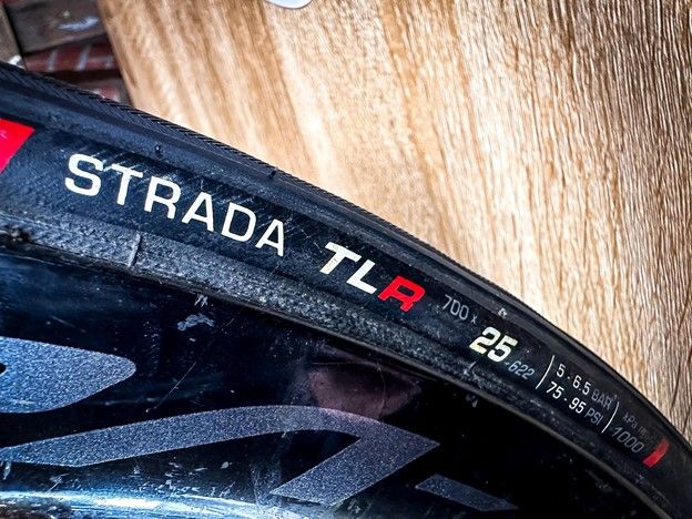 Strada TLR 700 x 25 bike tire close up image
